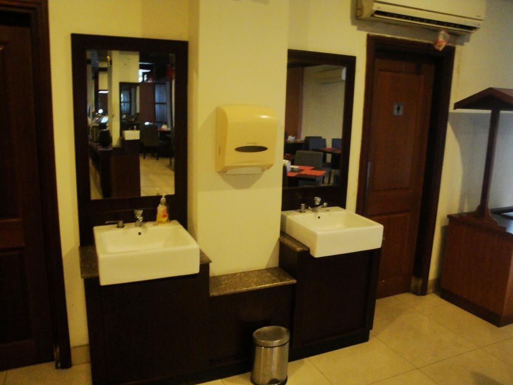 Imperial Hotel Kendari Exterior photo