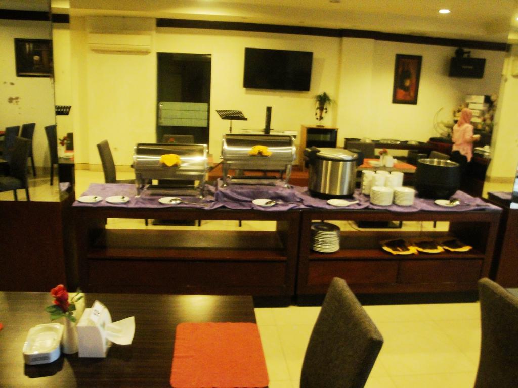 Imperial Hotel Kendari Exterior photo