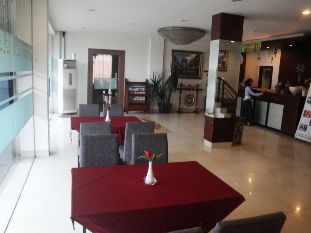 Imperial Hotel Kendari Exterior photo